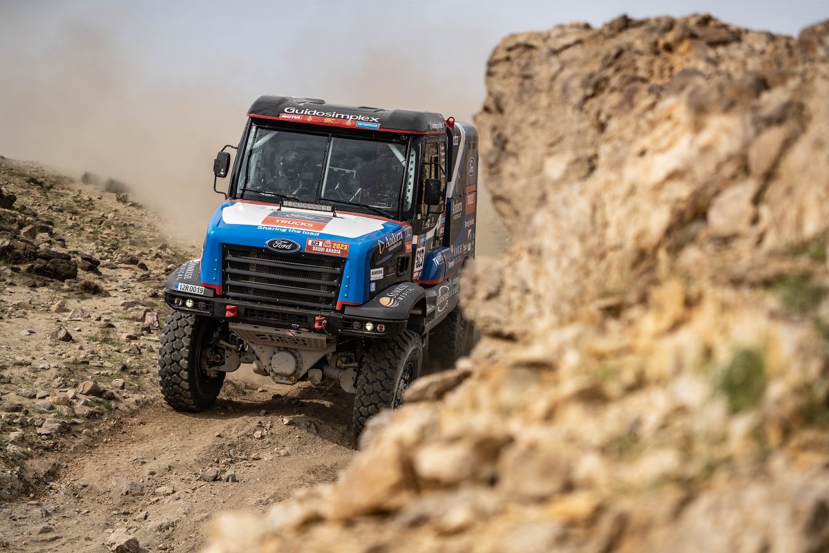 albertllovera's tweet photo. En la etapa de hoy del @dakar hemos tenido muy buenas sensaciones con el @fordtrucks España. Pero faltando unos 60km se nos ha bloqueado el diferencial posterior. Vamos a luchar hasta el final para estar en la salida mañana con la ayuda del todo el team @FESHFESH_GROUP https://t.co/spkR5eUjH0