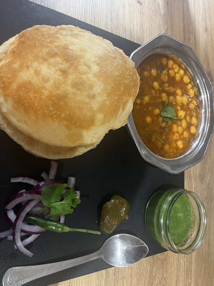 pardeep19922328's tweet photo. 2023 First Sunday #foodsunday Weekend Brunch. Nothing can ever beat Sholey Bature  (Desi food). 😋

Freshly homemade Sholey bature ( Chickpea 🍛 curry) #foodphotography #Foodie #cookwithme #foodtwitter #yumfood #punjabifood #punjabitadka #freshfood #desifood 🍛 https://t.co/V713j5uymU