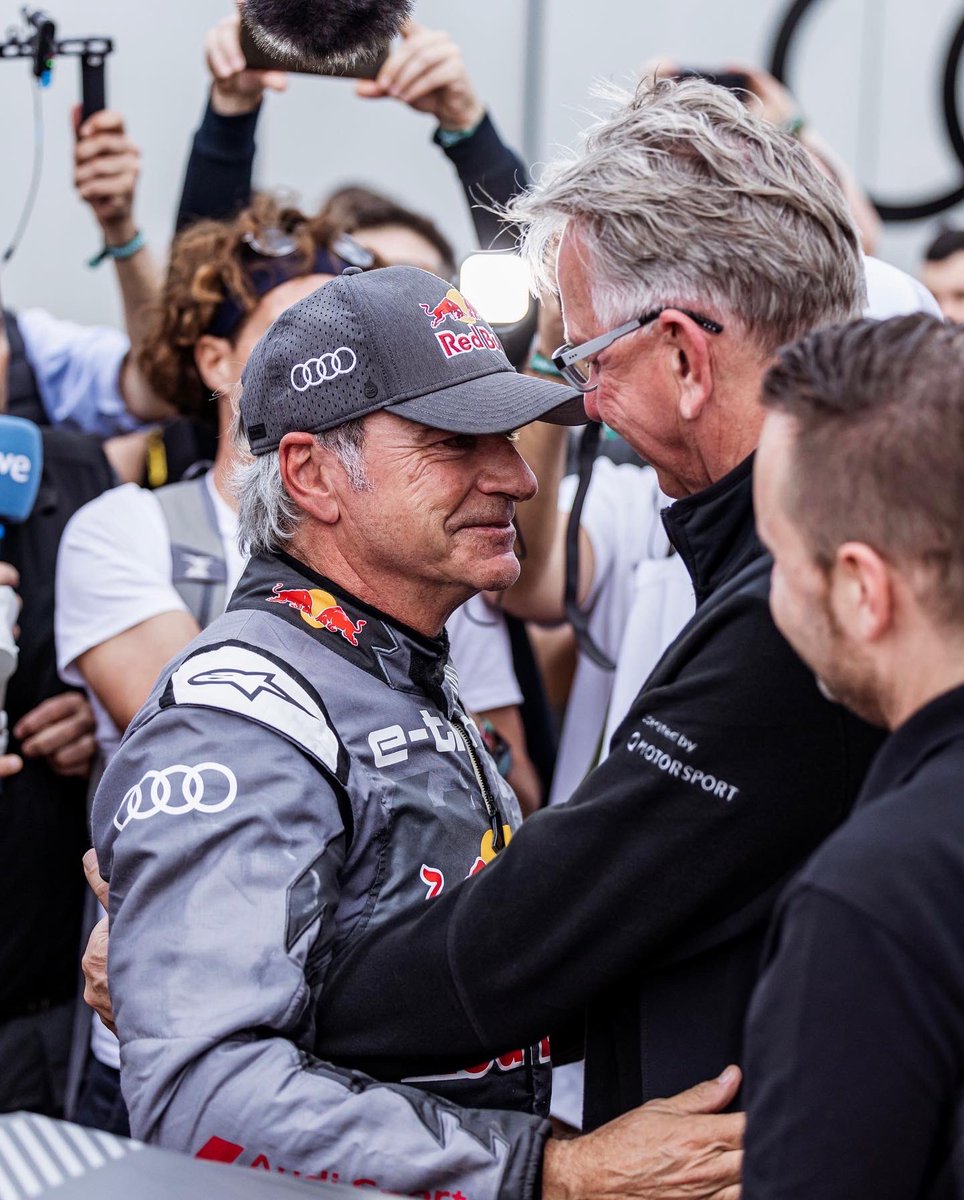 CSainz_oficial's tweet photo. 🏆 Buen inicio! A pesar de un pinchazo al final P1. Buen trabajo de @LucasCruz74. Esto acaba de empezar… mañana más!! 💪🏼

🏆 Good start! Despite a puncture at the end P1. Good job by @LucasCruz74. This has just started... tomorrow more!! 💪🏼

-
@audisport 
@redbullESP 
#Dakar2023 https://t.co/muLQGs1IeW