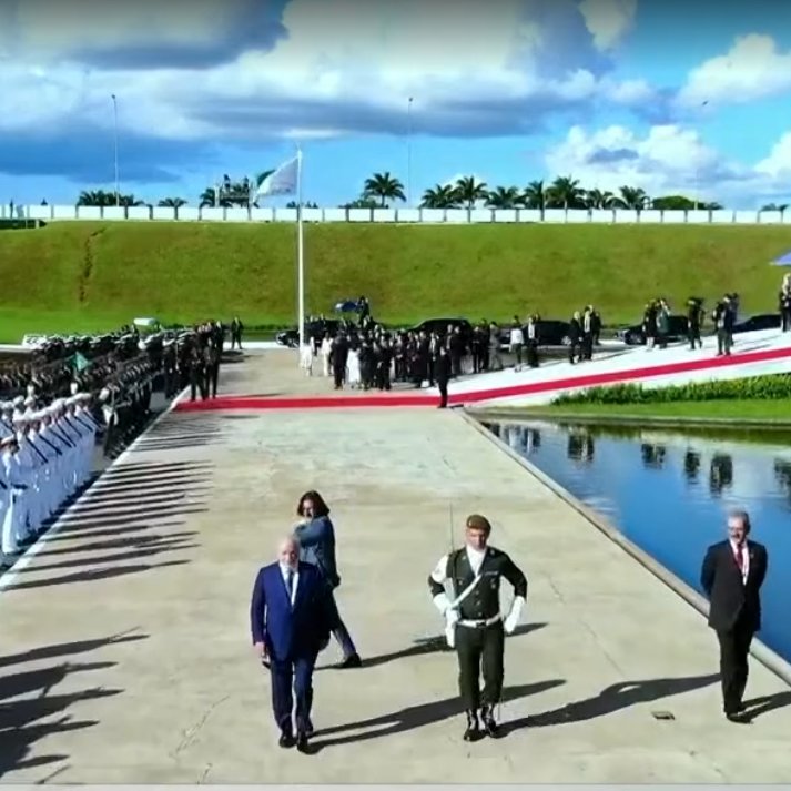 poptime's tweet image. 🚨 "Até as nuvens de Brasília parecem ter ficado mais bonitas hoje", afirma William Bonner sobre posse de Lula.