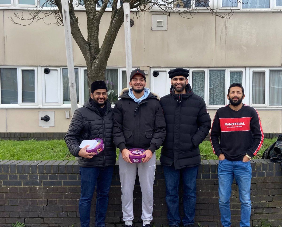 T91Ahmed's tweet photo. @UKMuslimYouth 
@AMYA_Shareef spent our #NewYear  today going door to door to wish our neighbours a very happy #Newyear and spread the beautiful teachings 
 #love #loyalty #brotherhood #tolerance #Respect #Islam https://t.co/56AMpsyPds