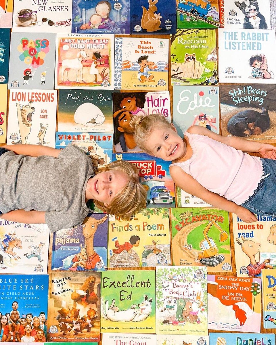 dollyslibrary's tweet photo. Happy New Year! We hope reading to your child every day in #2023 is one of your #NewYearsResolutions! (📸: @valuemindedmama) https://t.co/Rp6N3LuPCH
