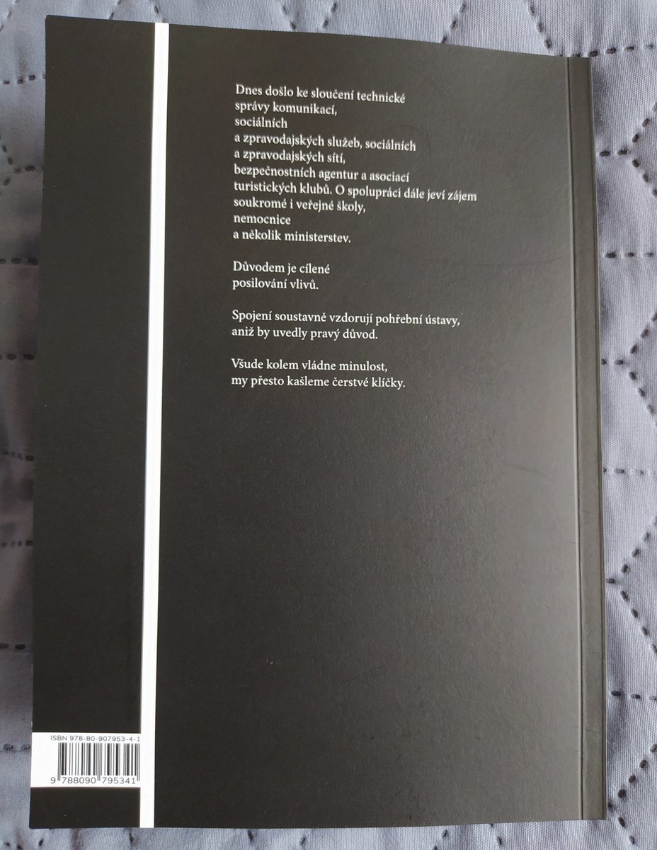 alzbeta_stann's tweet photo. zapomněla jsem svůj čačak na botníku u rodičů, takže vám ho nenafotím. naštěstí to už přede mnou udělal ilustrátor @AntonnHandl.
můžete objednávat zde: https://t.co/Us5sf9ZH2H
a na kosmas is čačak coming soon https://t.co/Wc1Pi8CO98