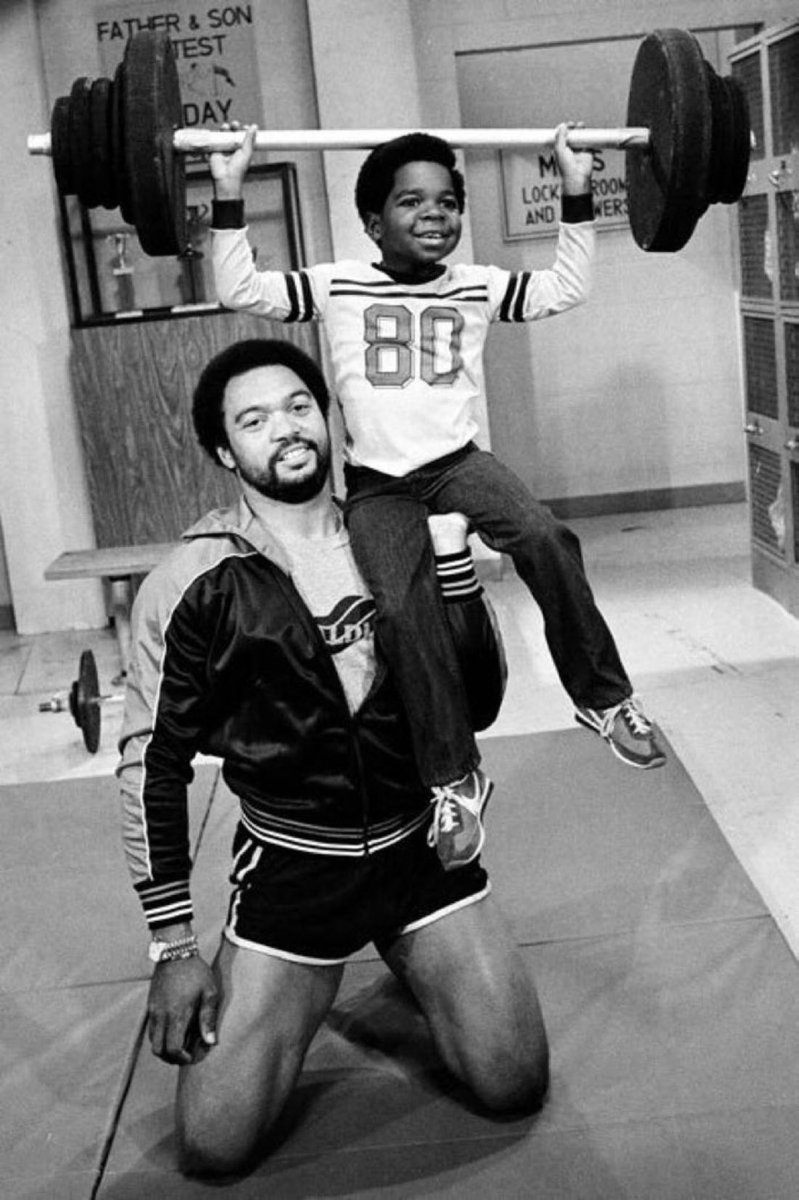 Super70sSports's tweet photo. Sosa, Bonds, and McGwire: Took PEDs in order to set home run records.

Reggie Jackson: Hoisted Gary Coleman in the air by his nutsack a couple of times in January and figured he was ready to jack 30 bombs that season.

Advantage: There are no winners here. https://t.co/YsV5xuwJxo