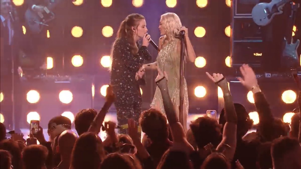 bemblog's tweet photo. โค๏ธ ๐ฅ Miley Cyrus Performs "Midnight Sky" with FLETCHER | Mileyโs New Yearโs E... https://t.co/d072lIVrOI via @YouTube #mileycyrus #findingxfletcher ๐ฅโค๏ธ https://t.co/tpBHdeGxiY