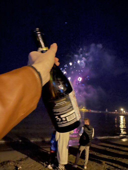 Happy new year, my friends❤️🍾🎄 https://t.co/QJselk1nsV<a href="/tag/sg"class="tags"><span>#sg</span></a>