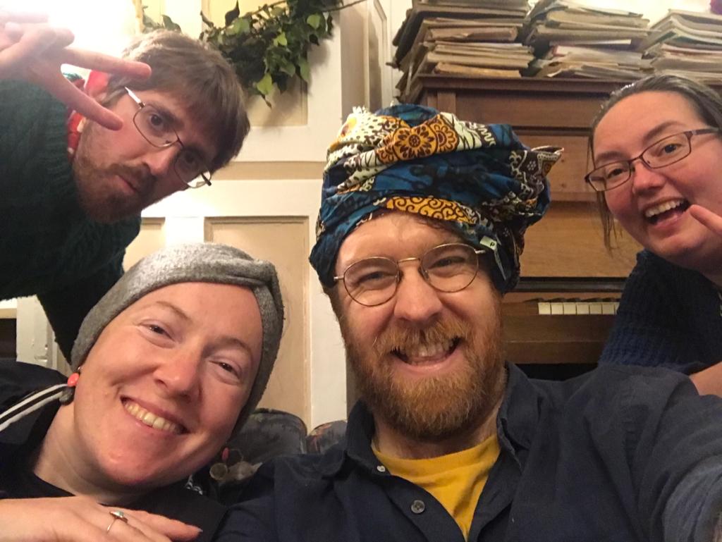 Merry Christmas and Happy New Year everyone!🎉🎄🥳🙏🏼
Unexpectedly ended the year with a fab group of gorgeous friends at the @PilsdonComm. And the in-house entertainment was 👍👏