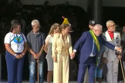 g1's tweet photo. #AOVIVO - Sem a presença do ex-presidente Jair Bolsonaro, Lula recebe, emocionado, a faixa presidencial https://t.co/nXWTUlcigK #g1 #posse https://t.co/fGhtu6gAdg