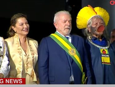 BrazilianReport's tweet photo. 🚨BREAKING 

Lula climbs the ramp of the president’s office. The gesture symbolizes the inauguration of a new head of state. https://t.co/TWAZ2bkNXu