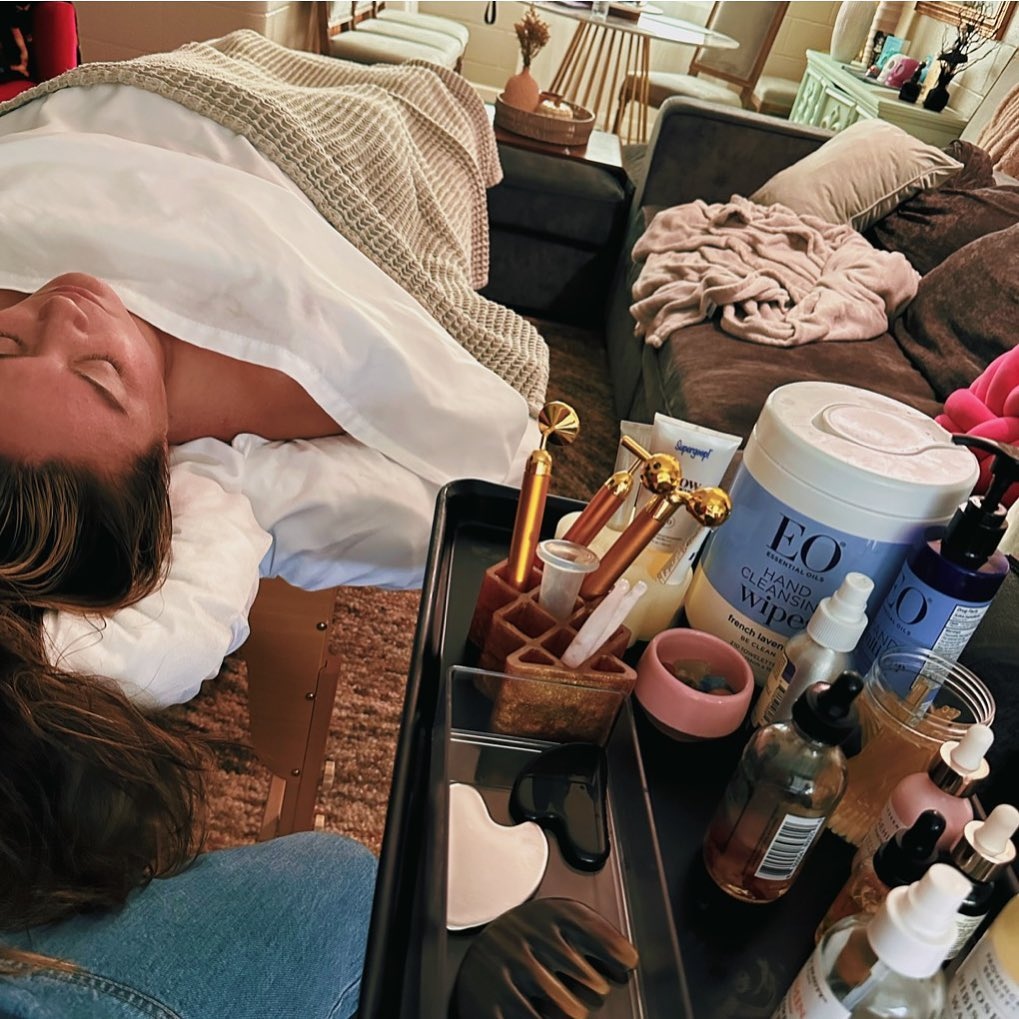 New Year ⭐️ Cozy in your own home. 🤎 Self-Care. ✨

📷 @vanessa_holistica