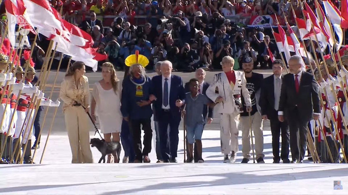 hogwartwilight's tweet image. O LULA SUBIU A RAMPA COM O POVO. O LULA RECEBEU A FAIXA PRESIDENCIAL PELA MÃO DO POVO BRASILEIRO. VOCÊS TÊM NOÇÃO DA GRANDIOSIDADE? QUE MOMENTO FANTÁSTICO!! VIVA A DEMOCRACIA