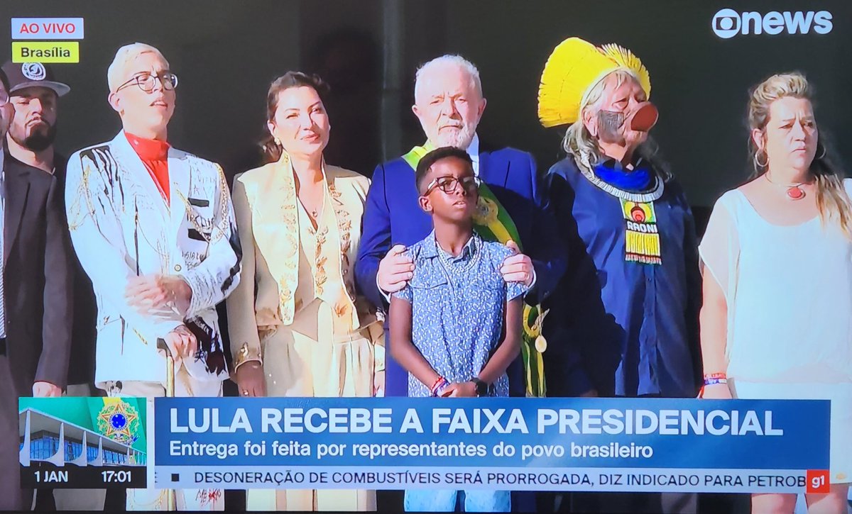 AdrianaCarranca's tweet image. Quem passou a faixa para Lula? O Brasil passou. Que momento, senhoras e senhores.