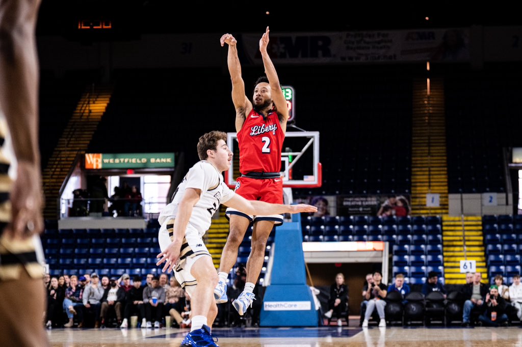 LUFlamesVoice's tweet photo. Roll call for @LibertyMBB_ Monday night in LA?!?  I’ll be there with @Smitty972!  Who’s in? https://t.co/sXTu3vDvI7