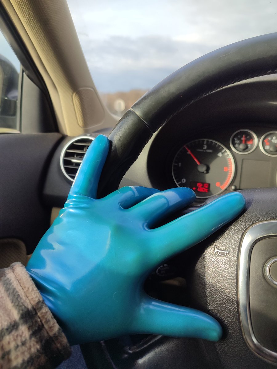 exlatfr's tweet photo. Les reflets sont juste sublimes, je suis vraiment amoureux de cette couleur !!
#latex #latexlife #latexfan #latexfetish #latexgloves #rubbergloves #bluelatex #metalliclatex #casuallatex #latexcasual #latexclothes https://t.co/lW2bNNC4AT