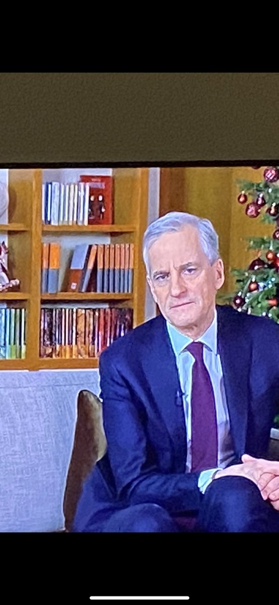 Så hva er oddsen er for at det var en tilfeldighet at <a href="/Marji_Satrapi/">Marjane Satrapi</a> Perseoplis stod med fronten ut rett bak <a href="/jonasgahrstore/">Jonas Gahr Støre</a> under årets nyttårstale?