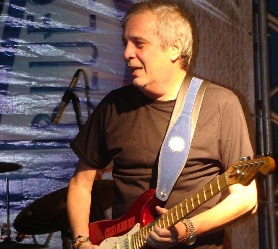 Hoje, Celso Blues Boy faria 67 anos. O guitarrista morreu em 6 de agosto de 2012, aos 56 anos, de câncer. Antes de embarcar em carreira solo, tocou em bandas como Legião Estrangeira e Aero Blues, iniciando a carreira ainda muito jovem.

Temos fãs de Celso Blues Boy por aqui?