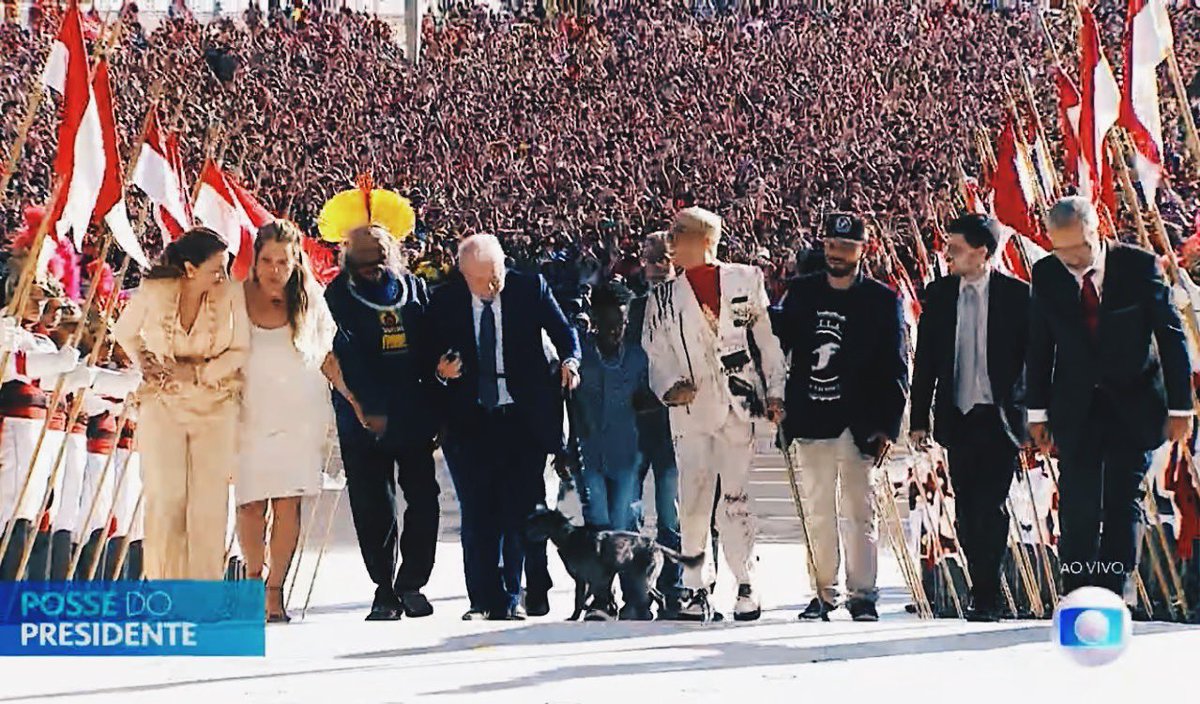 ojordanvilas's tweet photo. Meus filhos vão estudar sobre esse dia e vou ter orgulho de dizer que lutei junto para que isso acontecesse! Lula 2023. QUE IMAGEM.

Posse do Lula | Presidente da República https://t.co/wnlkchnRnm