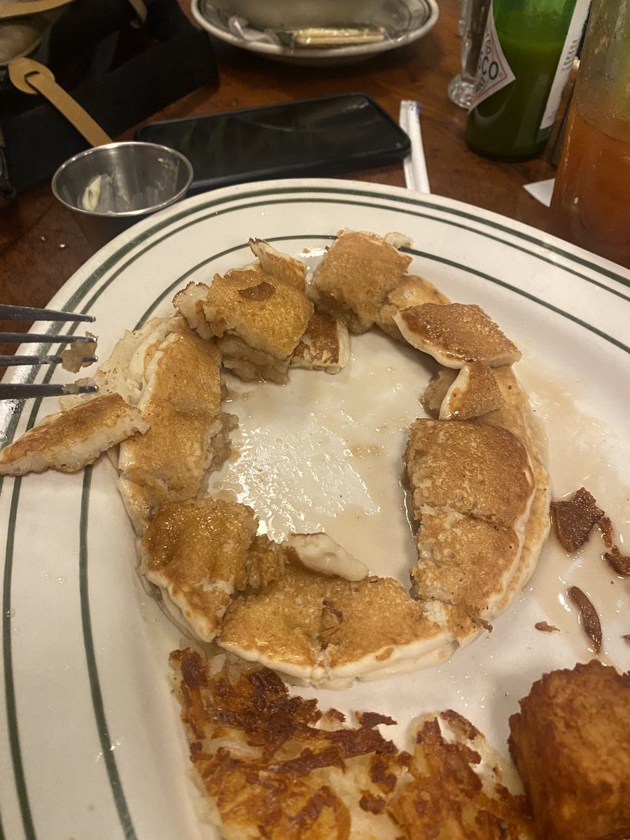 KimChannel8's tweet image. It is not ok to do a pancake like this!!

I like the edges!!! He likes the middle! @tedsbulletin 
#edges