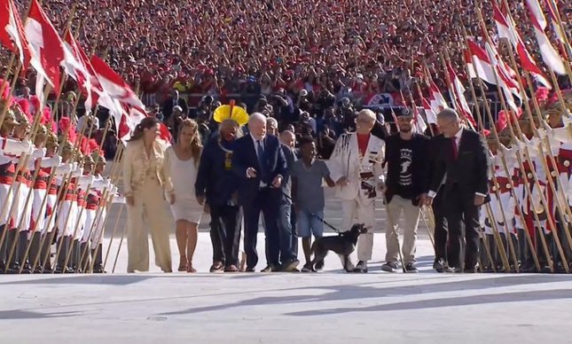ipatrickbr's tweet photo. Esta é, DE LONGE, uma das imagens mais lindas que eu já vi. Ideologias políticas à parte, ver o Brasil subir a rampa ao lado do presidente é de arrepiar. #LulaPresidente https://t.co/OVp4yxT4pp