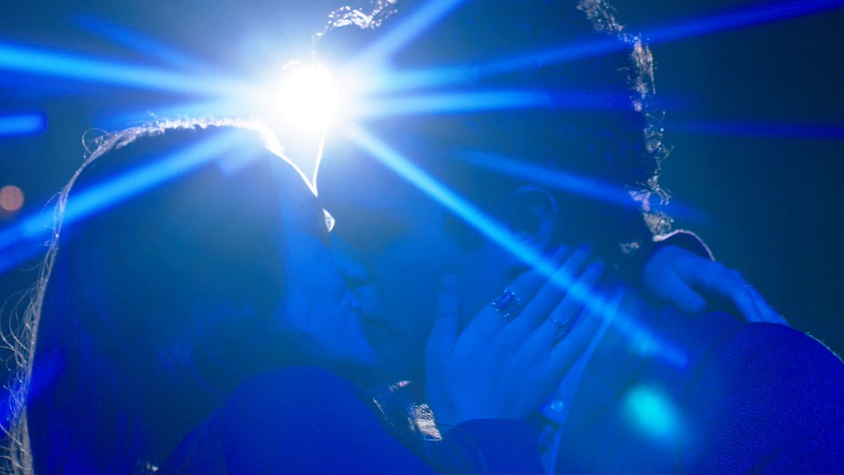 tribrid_17's tweet photo. handon kissing under the blue light 💙 https://t.co/IyDD0ZlIM1