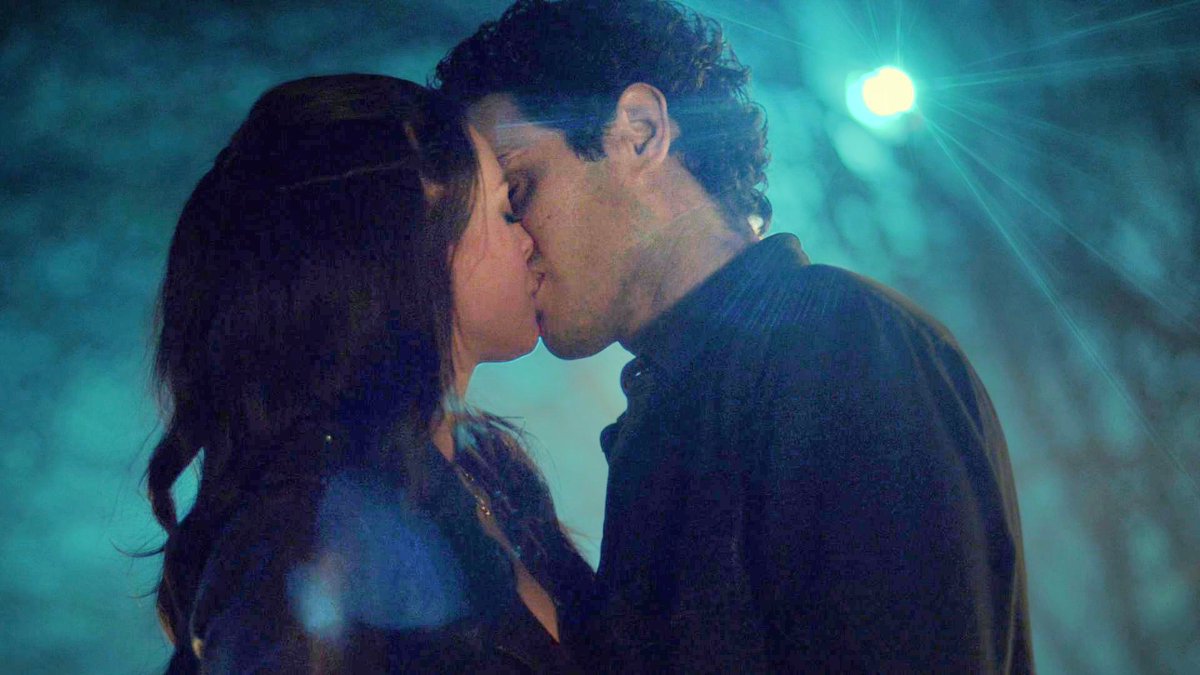 tribrid_17's tweet photo. handon kissing under the blue light 💙 https://t.co/IyDD0ZlIM1