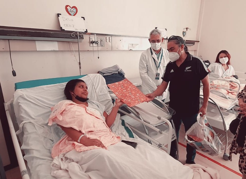 MDSTarapaca's tweet photo. 📍 @Hospitaliquique | El seremi @CristianJaraS77, @SeremiSalud_I @DavidValleSalud , @MMEG_Tarapaca @noemi_salinas junto al director del hospital, visitaron a los recién nacidos de este 2023 y a sus mamis quienes agradecieron el saludo de las autoridades #Iquique #Tarapacá ✨ https://t.co/qRterLF3UX