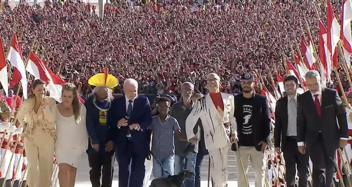 Parece que a multidão atrás também está subindo a rampa. E está.