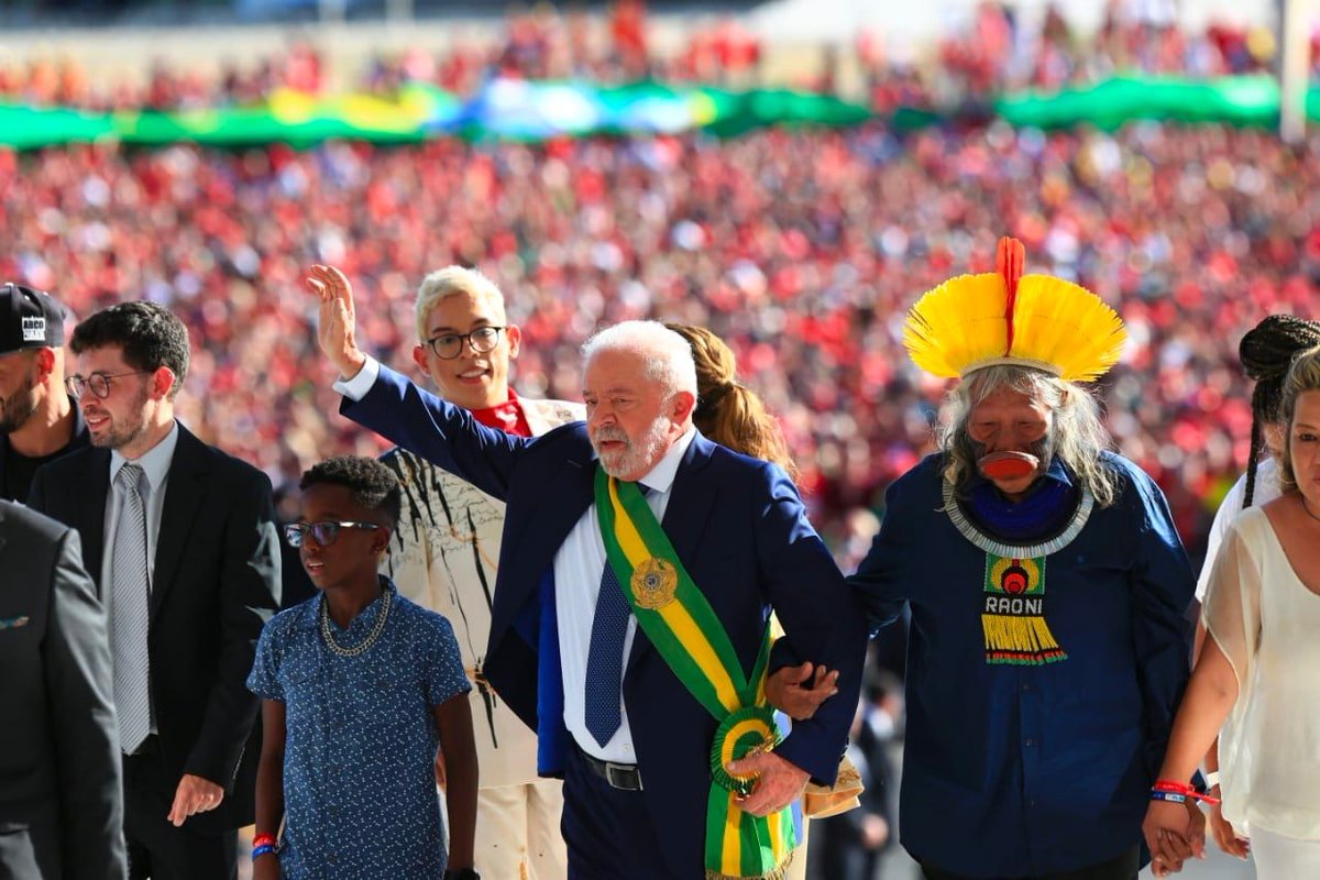 MidiaNINJA's tweet photo. "Não existem dois brasis. Somos um único país, uma grande nação. Somos todos brasileiros e brasileiras, e compartilhamos uma mesma virtude: nós não desistimos nunca."

Lula em seu discurso para o povo brasileiro.

#PosseDoLula #FestivalDoFuturo https://t.co/a3ohCGrBUz