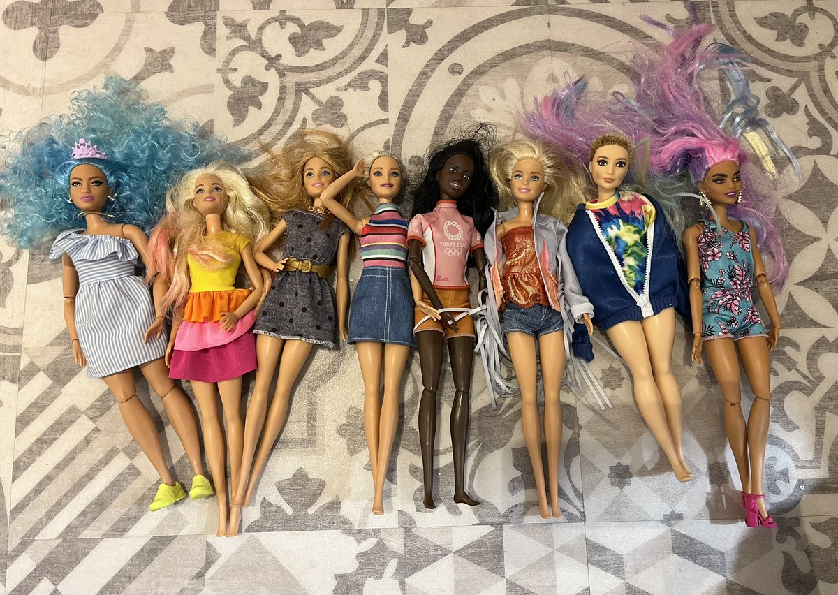 anetamayometais's tweet photo. Qué mejor regalo que lo que heredas de tu prima mayor y que te enseñe a jugar #mercimarie #cousines https://t.co/kbRLUxn7vB