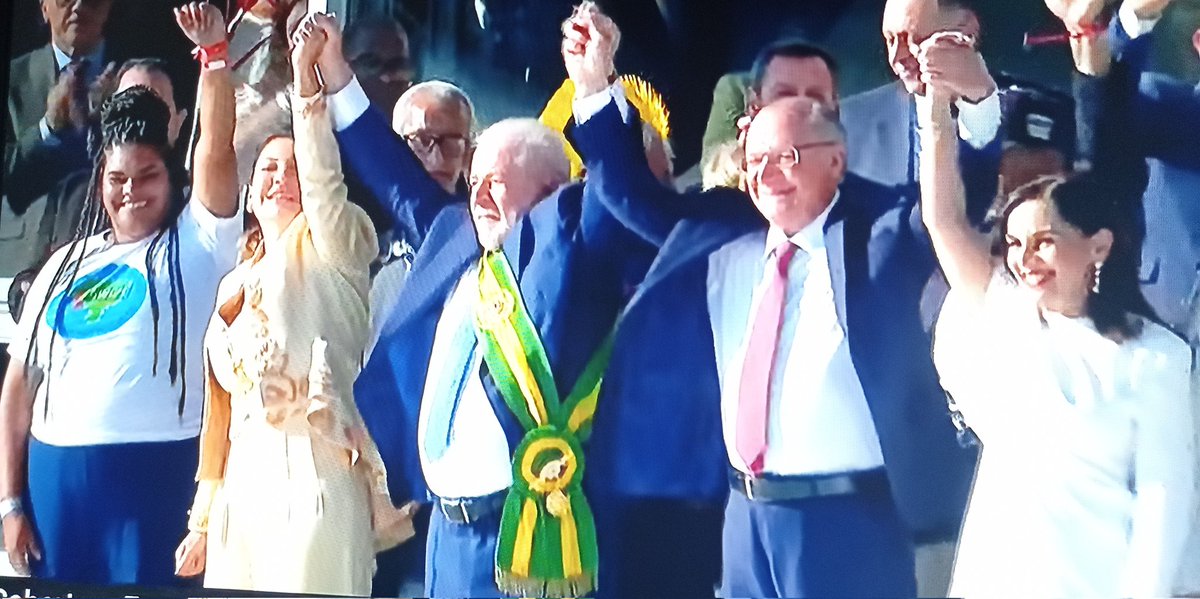 ESTAMOS CAMINHANDO RUMO A UM FUTURO MELHOR! UM PAÍS VERDADEIRAMENTE DEMOCRÁTICO E PLURAL, LEVA O SEU POVO A PARTICIPAR DA POSSE DO PRESIDENTE! É LINDO VER A REPRESENTATIVIDADE DO NOSSO POVO, EM UM DOS MOMENTOS MAIS IMPORTANTE DA NOSSA HISTÓRIA!