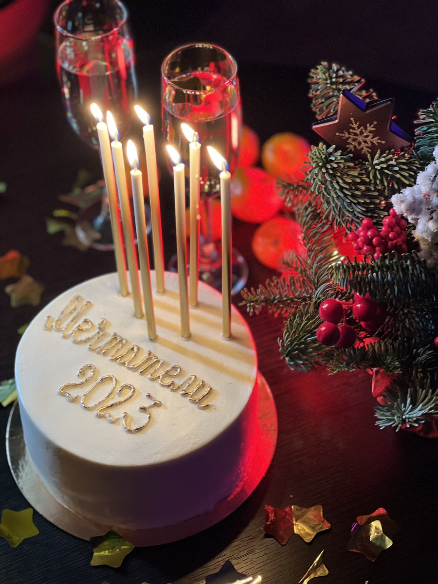 Новогодние праздники в <a href="/mechtateli_bar/">Невинный бар ‘Мечтатели’</a> 🎄

График работы в новогодние праздники:
💚 2-5 январям 18:00 до 02:00
💚 6-7 января с 18:00 до 03:00 

Бронируйте столики заранее 😉

Ждём вас в Якутск Плаза, последний этаж, дверь слева 

<a href="/mechtateli_bar/">Невинный бар ‘Мечтатели’</a> 🎅
