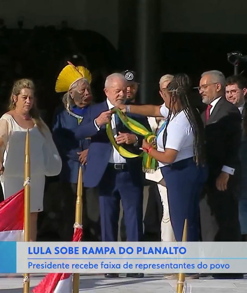 aniellefranco's tweet photo. O novo Governo começou recebendo a faixa presidencial das mãos de uma mulher negra! Estamos fazendo história! Aline Sousa, liderança do Movimento Nacional dos Catadores de Materiais Recicláveis, representa a todas, todes e todos nós, o povo brasileiro! ✊🏾 https://t.co/QD6E9xXeEZ