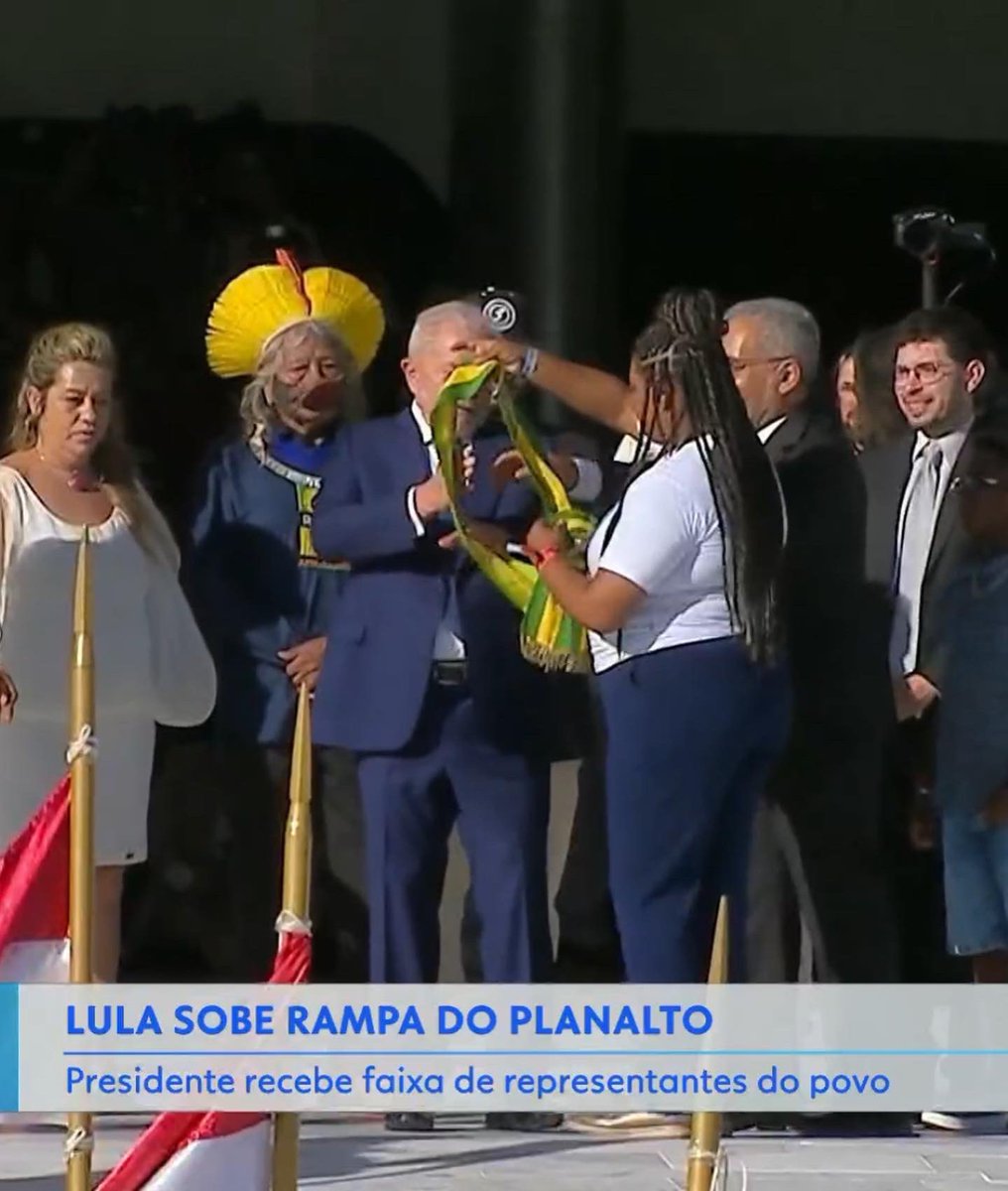 aniellefranco's tweet photo. O novo Governo começou recebendo a faixa presidencial das mãos de uma mulher negra! Estamos fazendo história! Aline Sousa, liderança do Movimento Nacional dos Catadores de Materiais Recicláveis, representa a todas, todes e todos nós, o povo brasileiro! ✊🏾 https://t.co/QD6E9xXeEZ