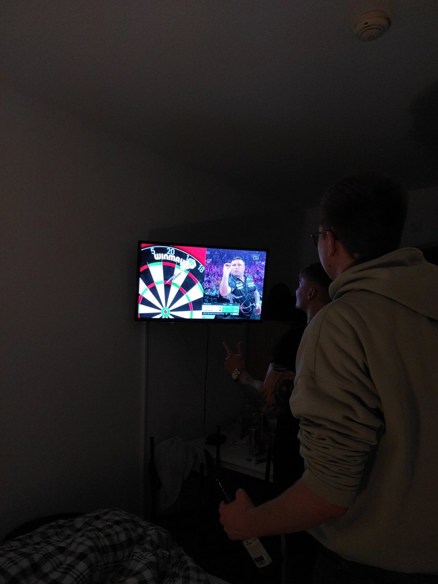 AltmarkAtze's tweet image. Mit 18 Leuten im Silvesterurlaub dazu DartsWM, schöner Start ins neue Jahr! Grüße an den Schuppen 👋🏻 
#dartzn #s4p