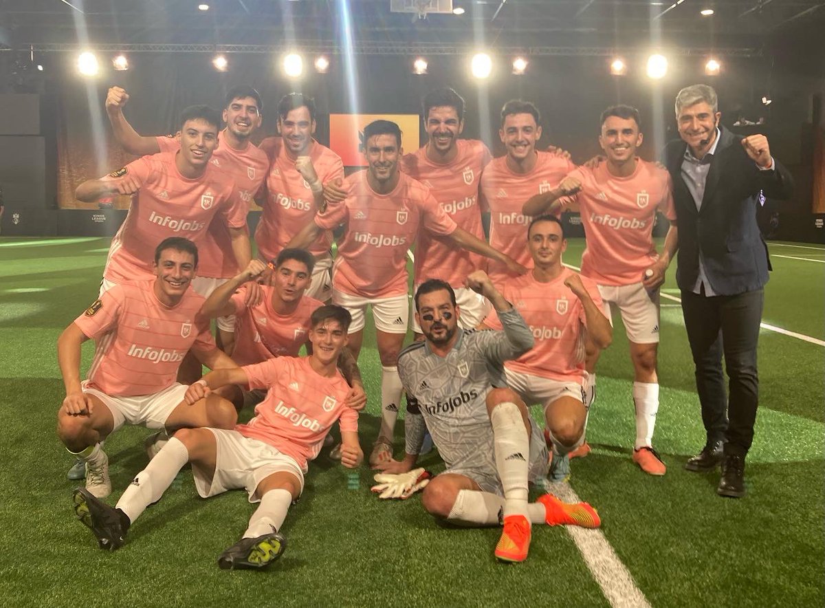 juliogarciamera's tweet photo. Mezcla lo de ayer y lo de hoy, lo digital y lo analógico, el deporte rey y los deportes vasallos, la infancia y la vejez, lo nuevo y lo clásico, el control y la incertidumbre, el fútbol y el videojuego…y tendrás la Kings League. @1kfutbolclub @Albertobueno15 @ricardolopezfe https://t.co/Gu3WHj6UoE