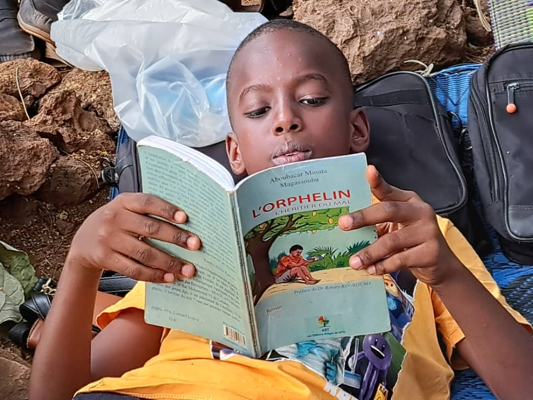alphaoumarsow15's tweet photo. Belle fut la séance de lecture. 
Lire, voyager puis découvrir la nature étaient au rendez-vous. 
@WeekendsLecture https://t.co/5zCy1d869F