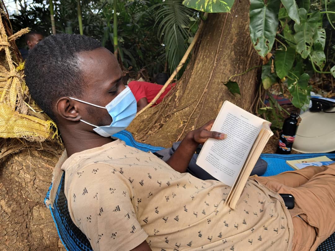 alphaoumarsow15's tweet photo. Belle fut la séance de lecture. 
Lire, voyager puis découvrir la nature étaient au rendez-vous. 
@WeekendsLecture https://t.co/5zCy1d869F