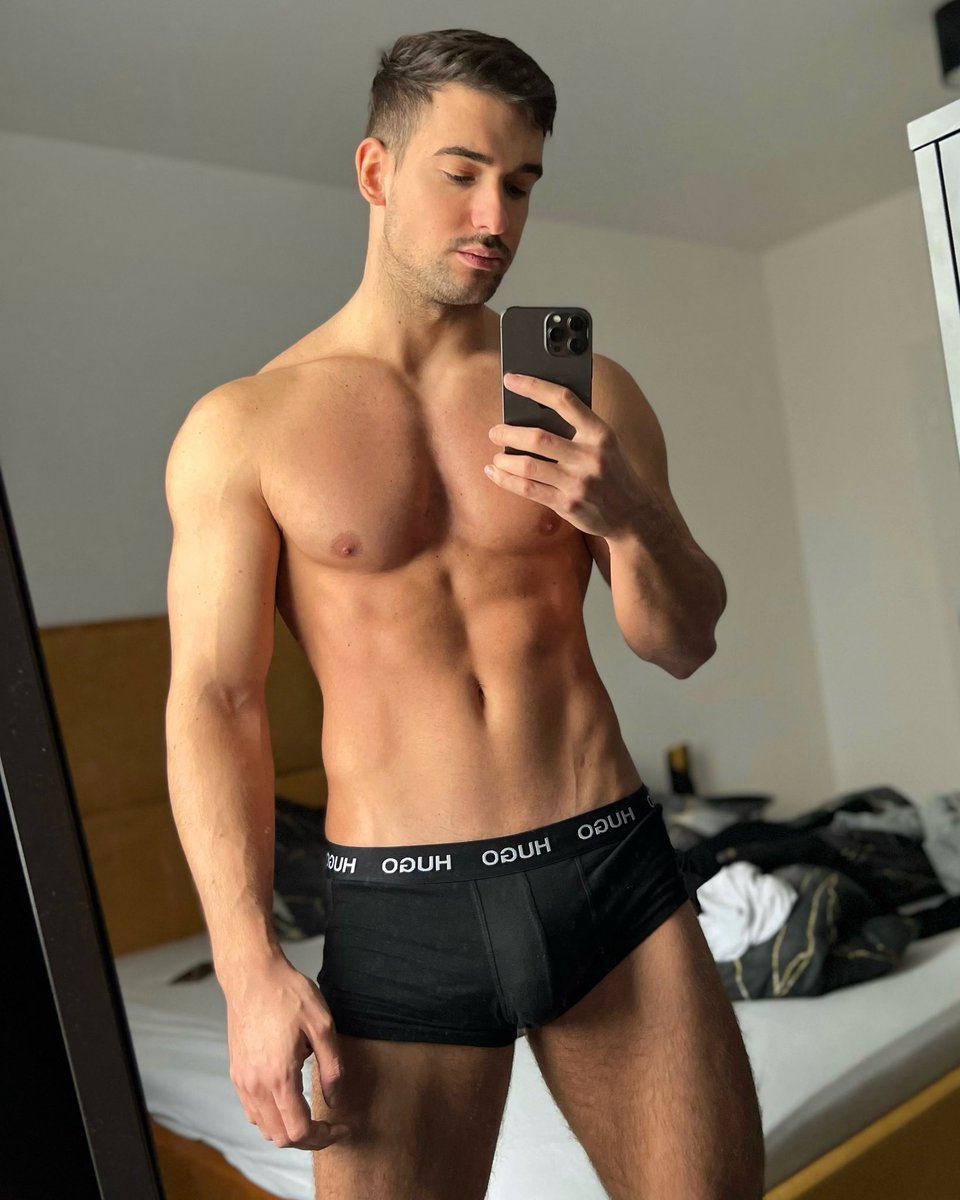 niccolo_neri_'s tweet photo. Retweet if you can help me make the bed 😈 https://t.co/BhbPE4wFUy https://t.co/ujoxj6at11