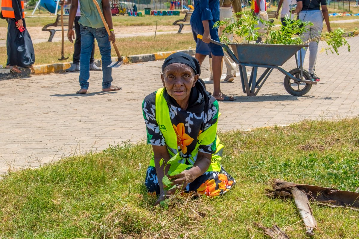 m_m_almas's tweet image. #ClimateCrisis 
If you want to make a change amidst the raging effects of Climate Change, first start with your personal character and attitude towards environmental conservation. Does it feel awkward or wrong to you to cut down a tree, to litter anyhow, to burn charcoal etc. ?