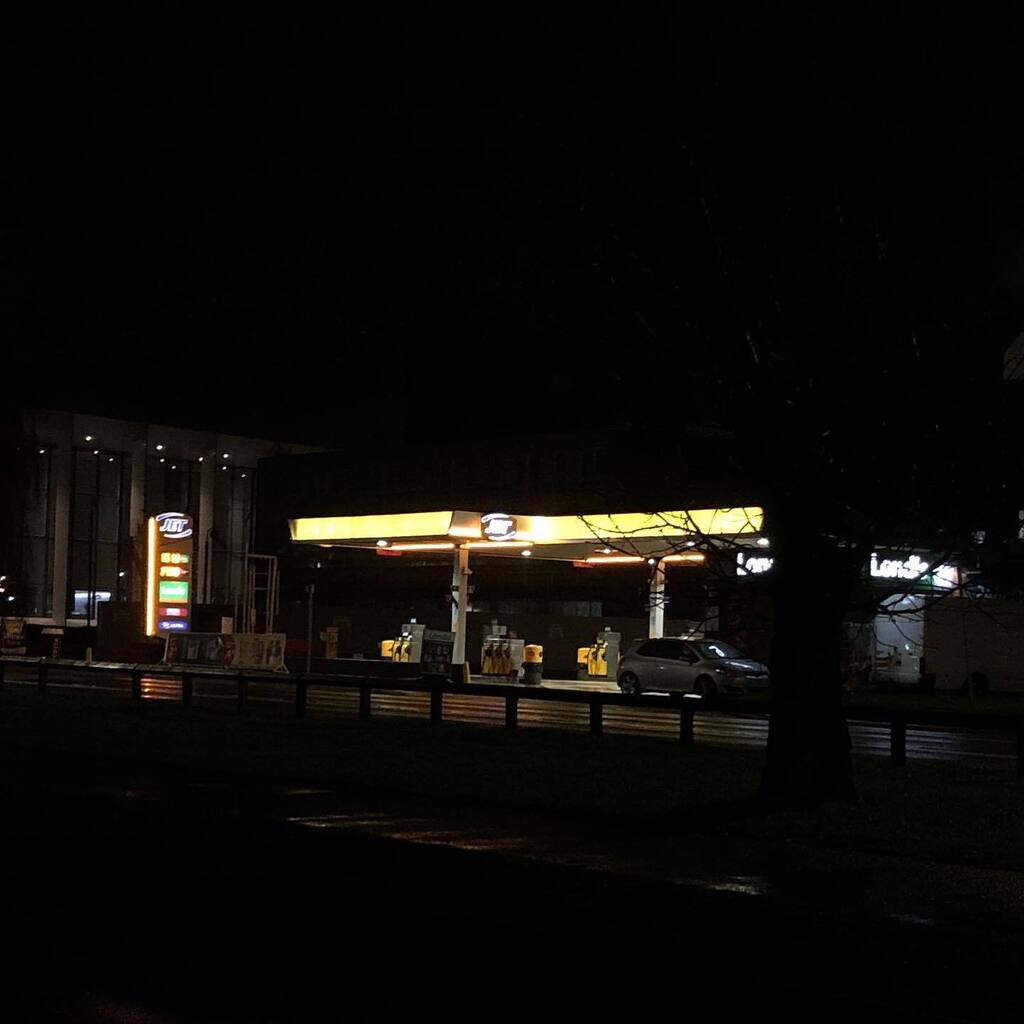 markdenholm's tweet photo. All is quiet on #NewYearsDay #A4BathRoad #A4 #BathRoad #Slough #Jet #Fuel #PetrolStation https://t.co/MnIGgoQbLB https://t.co/PHIUYHc5x7