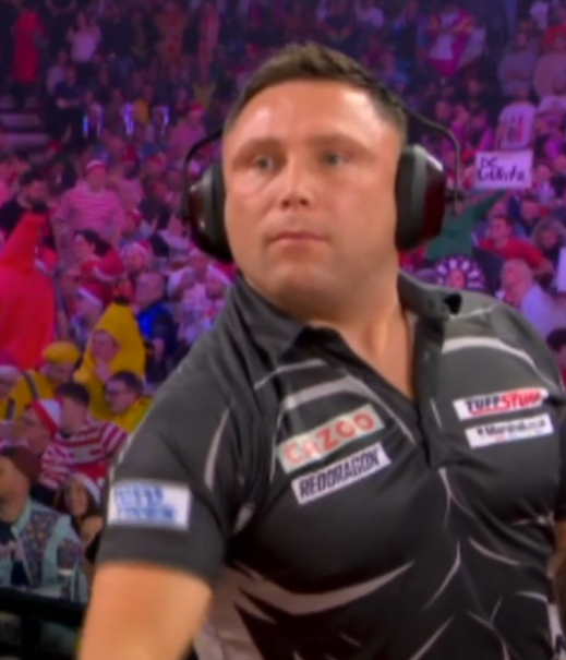 Theluchs4363's tweet photo. Wenn die Nummer 1 der Welt Gehörschutz brauchst weißt du 100% das Gaga eine Macher ist. #DartsWM 🤣🤣 https://t.co/fLyhPPaHrm