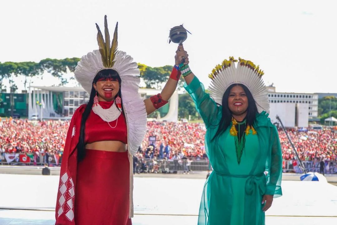ApibOficial's tweet photo. A Ministra dos Povos Indígenas, Sonia Guajajara (@GuajajaraSonia), e a deputada federal Celia Xakriabá (@celiaxakriaba) na posse de Lula.

Foto: @anapessoagg / @midianinja https://t.co/sAHwQ68mHZ