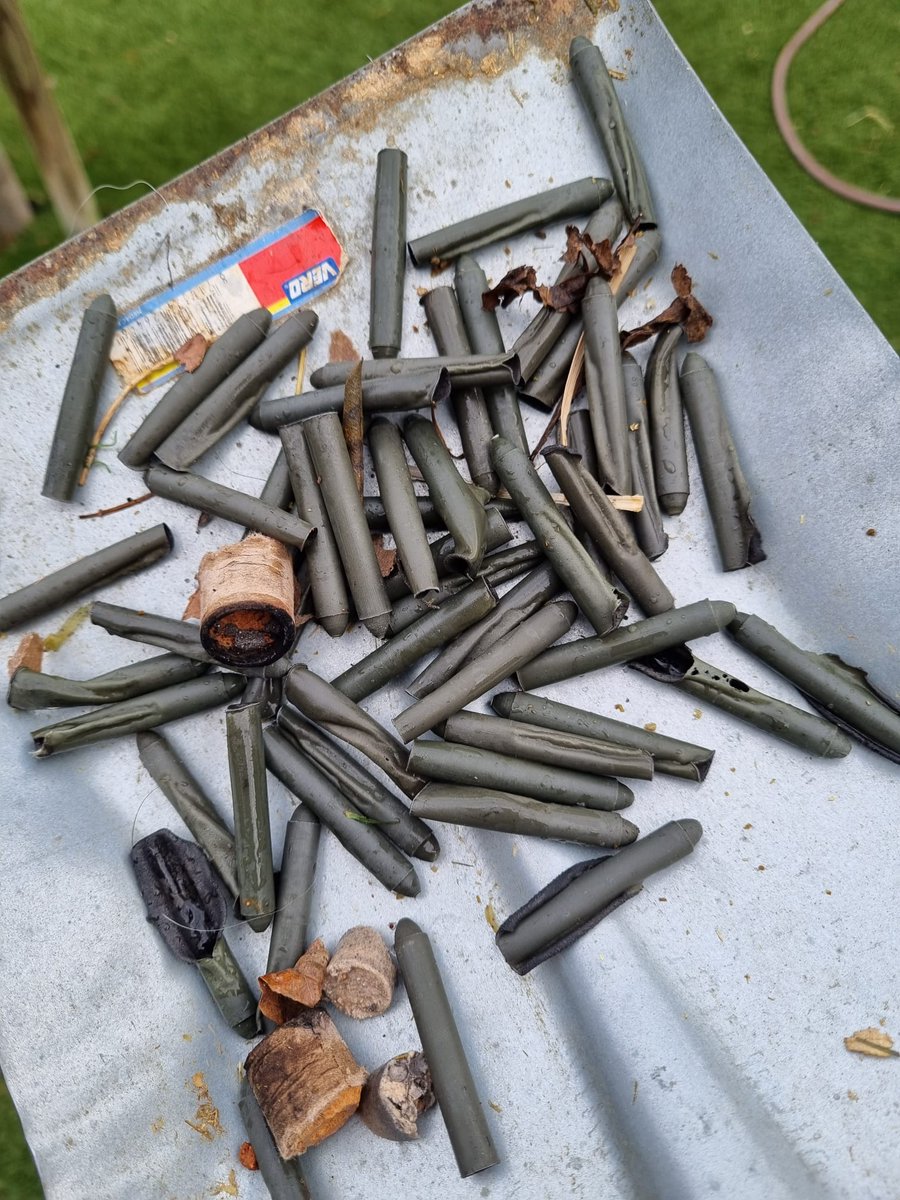 levimylocooper's tweet photo. @WestBetuwe @PartijvdDieren Tijd voor een vuurwerk verbod!!  Bange dieren en een grote hoeveelheid vuurwerkafval in de achtertuin. Plastic rietjes verboden maar wel plastic vuurwerk hulzen. https://t.co/UK4jp4ifmp