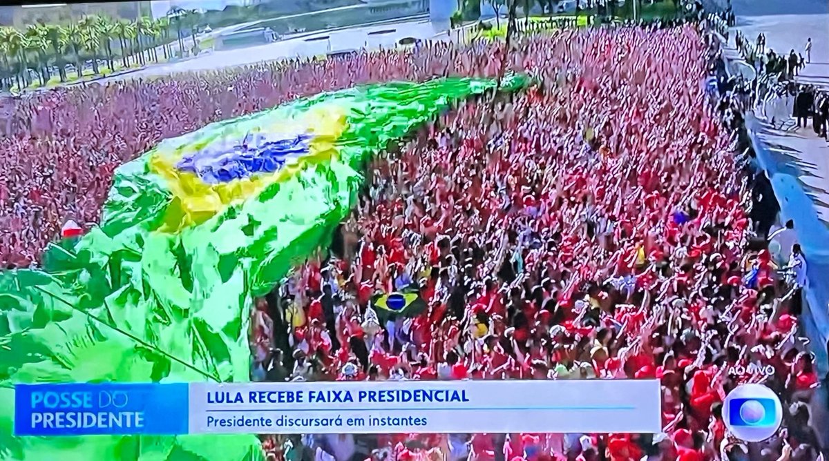 AKatymar's tweet photo. @BolsonaroSP E essa bandeira passando pelas mãos quase que de TODOS! Você não viu ou so valia a sua?! Melhor desver e correr com o papai 🤷🏻‍♀️ #BolsonaroNaCadeia2023 #arregao #bozofugiu #BolsonaroCovarde https://t.co/VUkeKtzcTJ