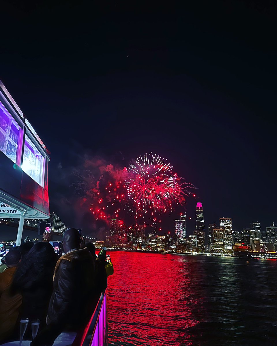 Redwhitefleet's tweet photo. A spectacular #fireworks was enjoyed by all. Thank you #SanFrancisco #HappyNewYear https://t.co/B4jCZKe5TP