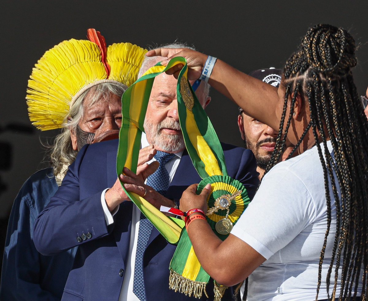 dan_dioliveira's tweet photo. A passagem da faixa pelo povo brasileiro devia ser instituída como parte do rito da posse de hoje em diante! 
É simbólico, forte, importante e lindo demais! ❤️ https://t.co/H9UU8JPLjx