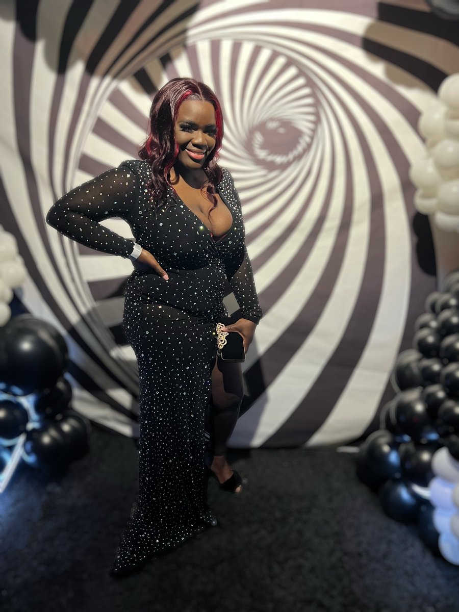 bonafide_renzii's tweet photo. The 1st day of 365 days. I pray and only ask God to make this one a fulfilling year, a year of happiness, love, tears of joy multiple success and continuous mercies on my life.
Happy New Year 🥳 #BlackandWhiteParty https://t.co/8ALCOiN1uW