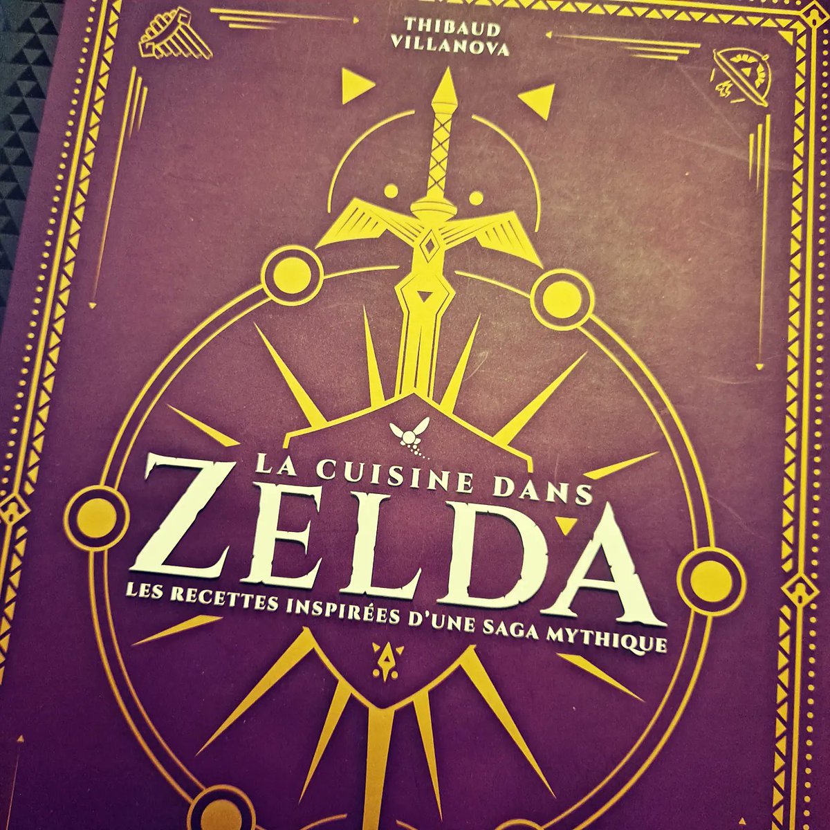 BeaHappyDrummer's tweet image. Ma frangine @PtitOcelot a fait ce magnifique Gâteau aux Graines du Village, du livre La Cuisine Dans Zelda de @Gastronogeek. C&apos;est une dinguerie !!! D&apos;ailleurs tout le livre est superbe !!! 😍😋
#Gastronogeek #patisserie #gateau #Zelda