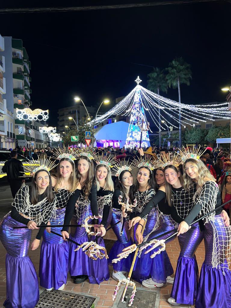 julieetasanchez's tweet photo. SIRENAS 🧜🏼‍♀️💓 Todo hecho en casa. #NOCHEVIEJACOIN2022 @AytoCoin 
Categoría: grupo, grupo más espectacular, individual https://t.co/Fnik8AIyzU