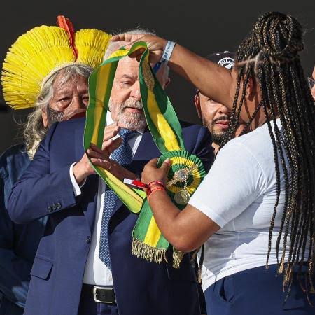 taisando's tweet photo. Aline Sousa é o nome dela. Uma liderança fundamental do movimento de catadores do Brasil. Hoje uma mulher negra passou a faixa presidencial para o presidente eleito. Que seja a garantia de um compromisso que não se negocia com as mulheres negras do Brasil!
#PosseDoLula https://t.co/TSSSaRwfdr